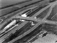847486 Luchtfoto van het viaduct over de A2 in de S24, de nieuwe Noordelijke Randweg Utrecht (NRU), met de op- en ...
